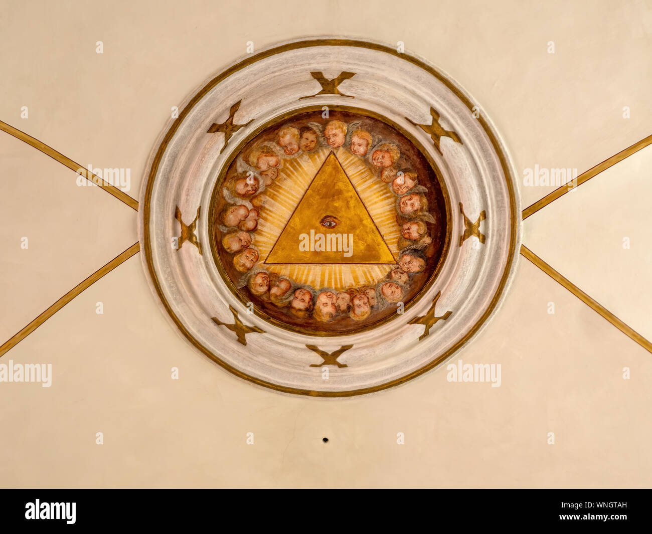 BRIXEN - Bressanone, Italien - 31. AUGUST 2019: das all-sehende Auge im Innenraum Decke der Kirche der Schutzengel. Stockfoto