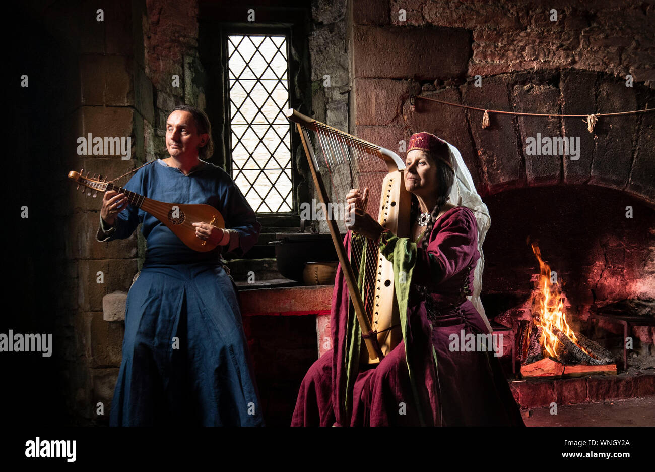 Paul Leigh spielen eine Gittern und Gill Seite spielen eine Harfe während der mittelalterlichen Musik in den Dales Festival in Bolton Castle in den Yorkshire Dales National Park. Stockfoto