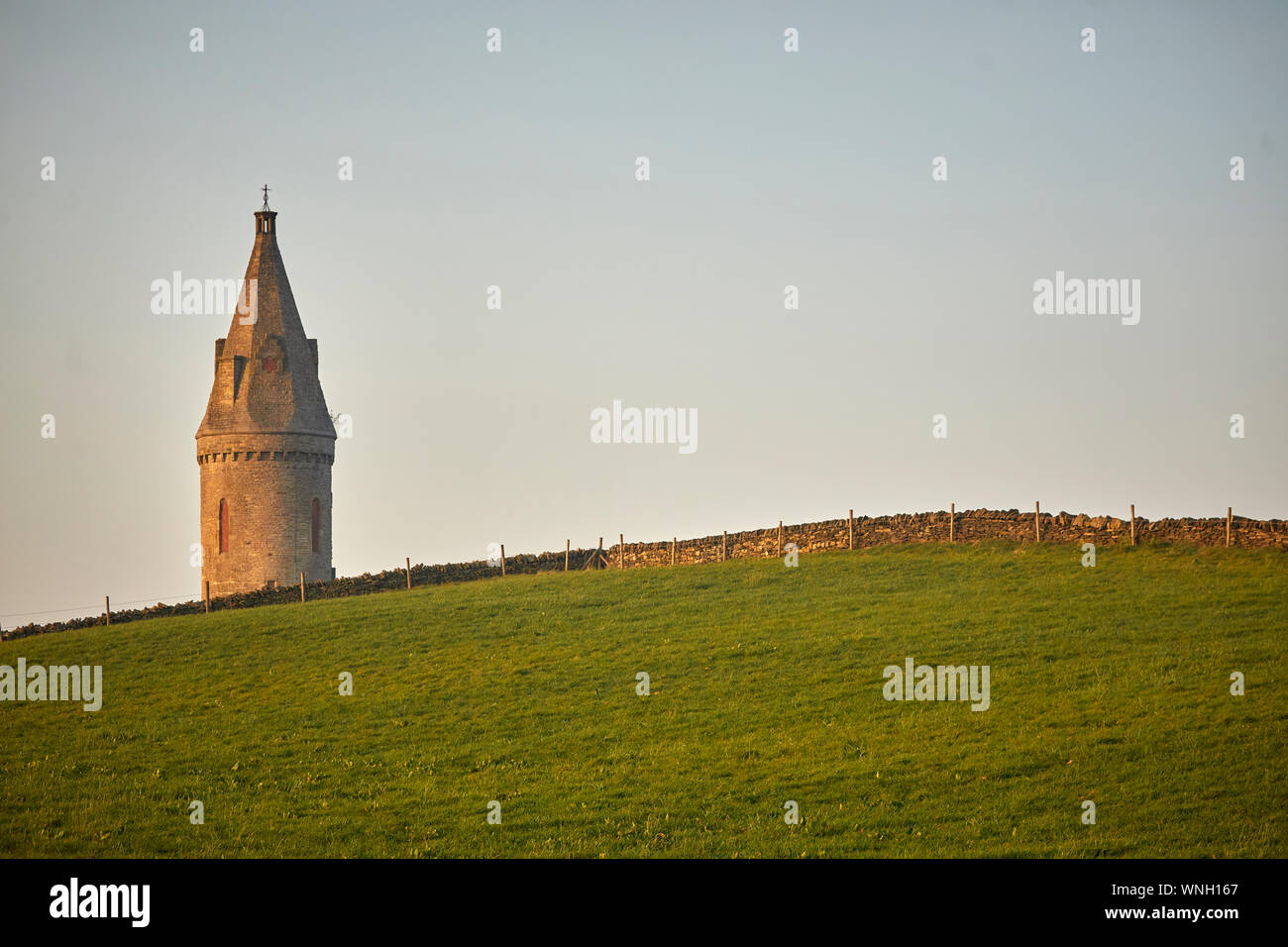 Tameside Wahrzeichen, kreisförmigen Hartshead Hecht Turm denkmalgeschützte Gebäude in Hartshead Pike Hill. umgebaut 1863 von John Eaton gedenken Ehe von Stockfoto