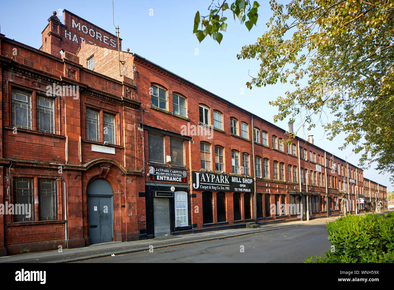 Tameside Wahrzeichen, Denton, ehemaligen Moores Hutfabrik Ziegel bauen Mühle jetzt kleiner Geschäftseinheiten Stockfoto