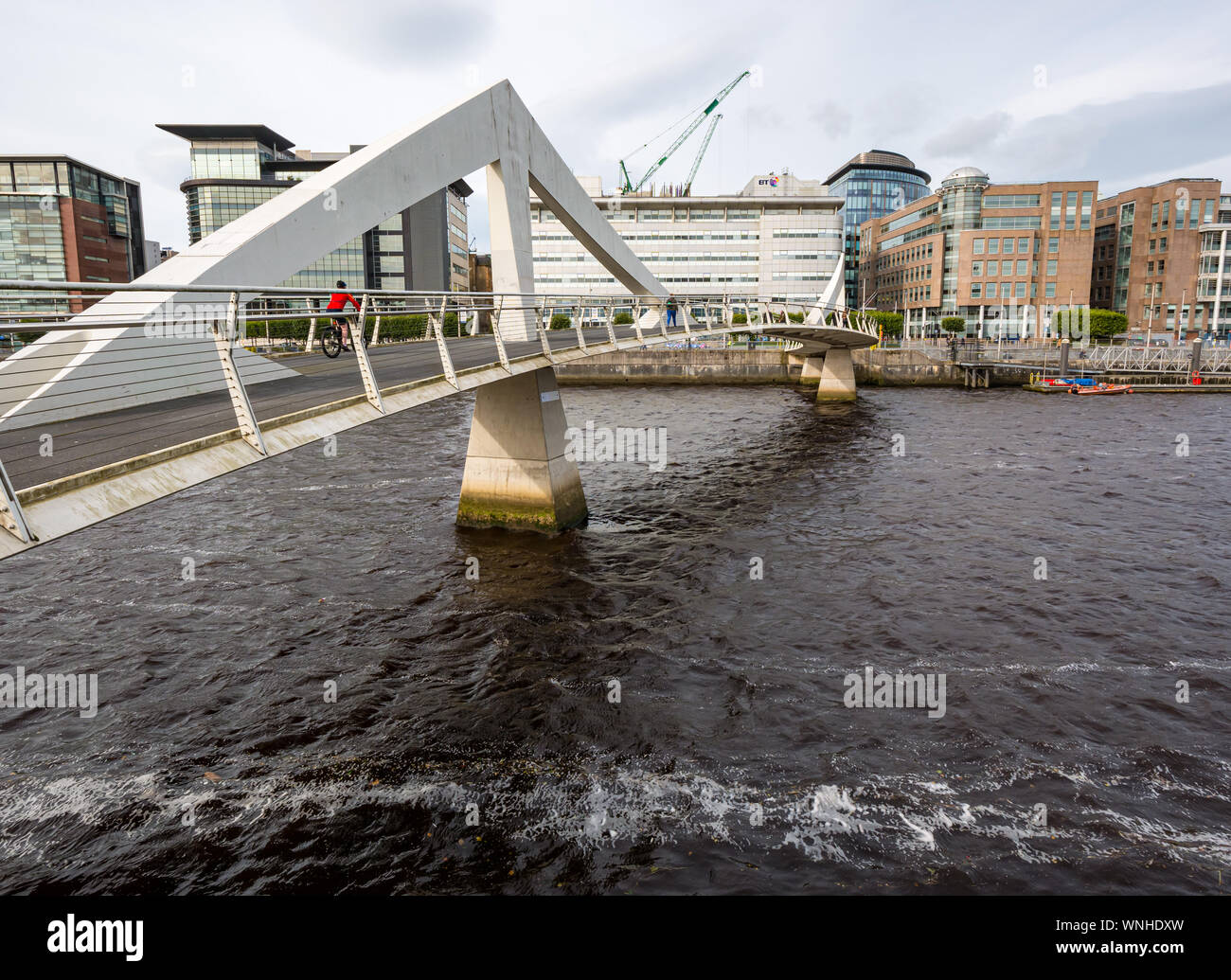 Tradeston Fußgängerbrücke, die wellenlinie Bridge bekannt, Fluss Clyde, Glasgow, Schottland, Großbritannien Stockfoto