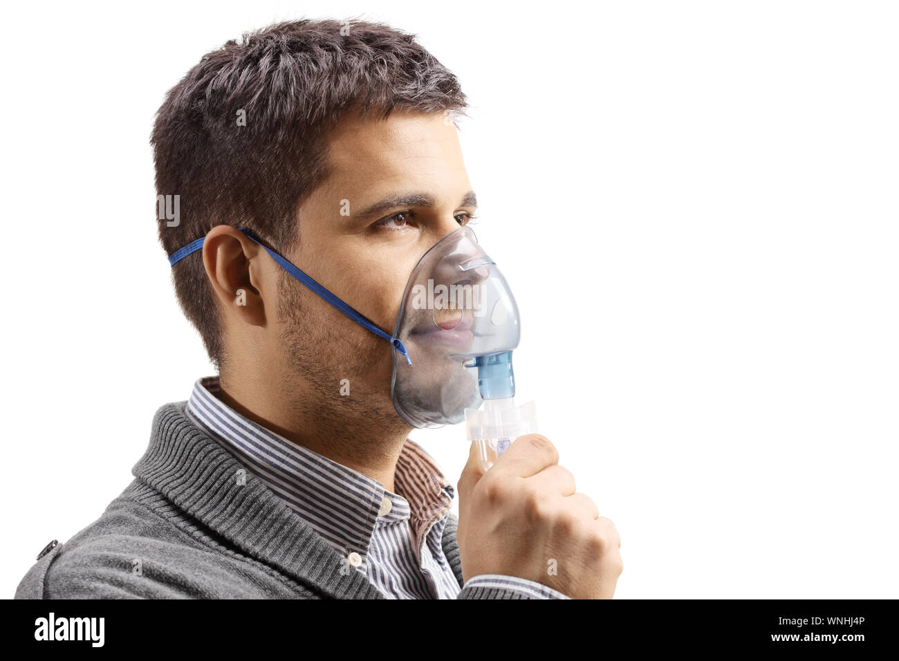 Junger Mann mit einer inhalationsmaske auf weißem Hintergrund Stockfoto