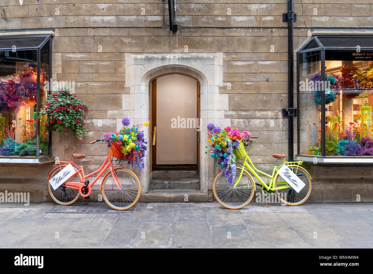 Ein buntes Display außerhalb der Miller und Harris luxus Parfum shop in Rose Crescent Cambridge Großbritannien mit bunt bemalten Fahrräder wih Körbe in n Stockfoto