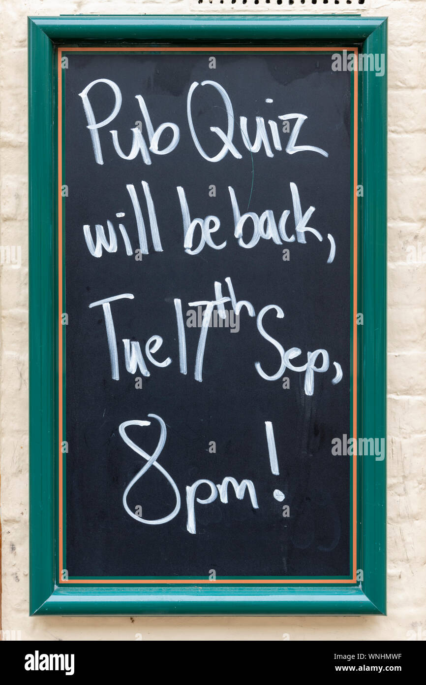 Eine Tafel außerhalb einer Kneipe in Cambridge UK Werbung die Rückkehr der Pub quiz, um das Ereignis zu werben Stockfoto
