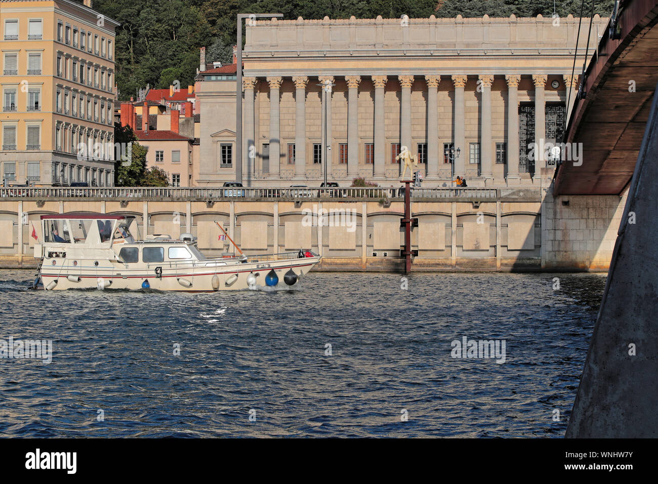 LYON, Frankreich, 6. September 2019: Boot unter dem Palais de justice Historique de Lyon (historisches Gericht Gesetz), am rechten Ufer der Saône, ist c Stockfoto