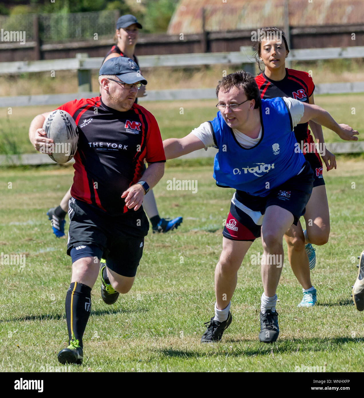 Amateur Rugby touch Player (Mann, 20-30 J.) entzieht, tippen Sie auf Gerät Stockfoto