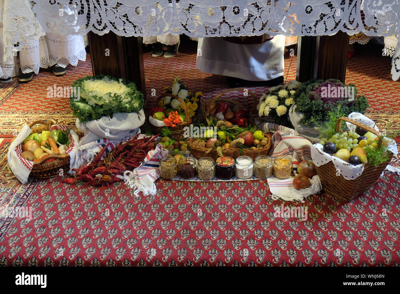 Angebote vor dem Altar vor der Messe am Thanksgiving Tag in Stitar, Kroatien Stockfoto