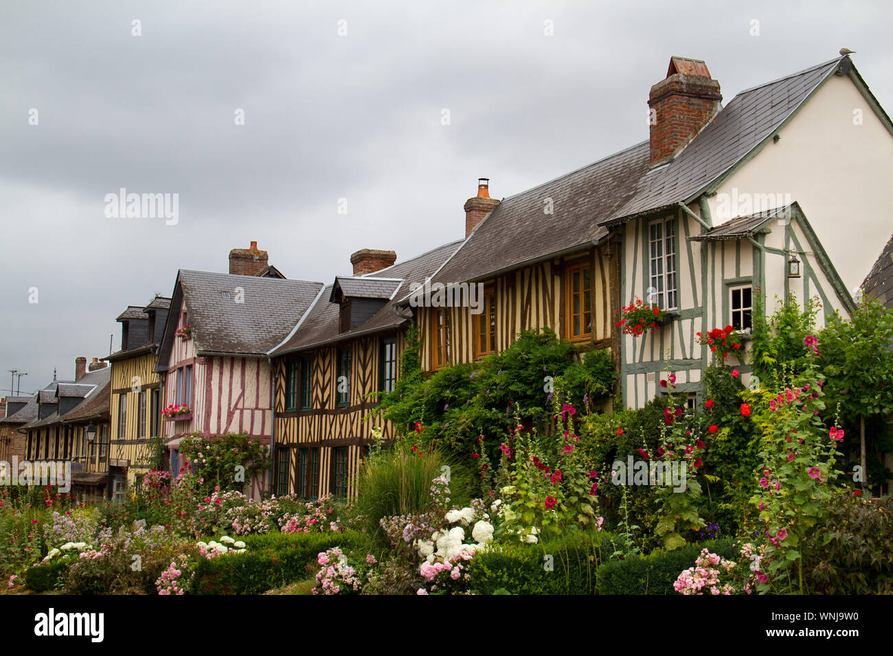 Le Bec-Hellouin, Haute-Normandie, typischen Fachwerkhäusern und vielen bunten Blumen Stockfoto
