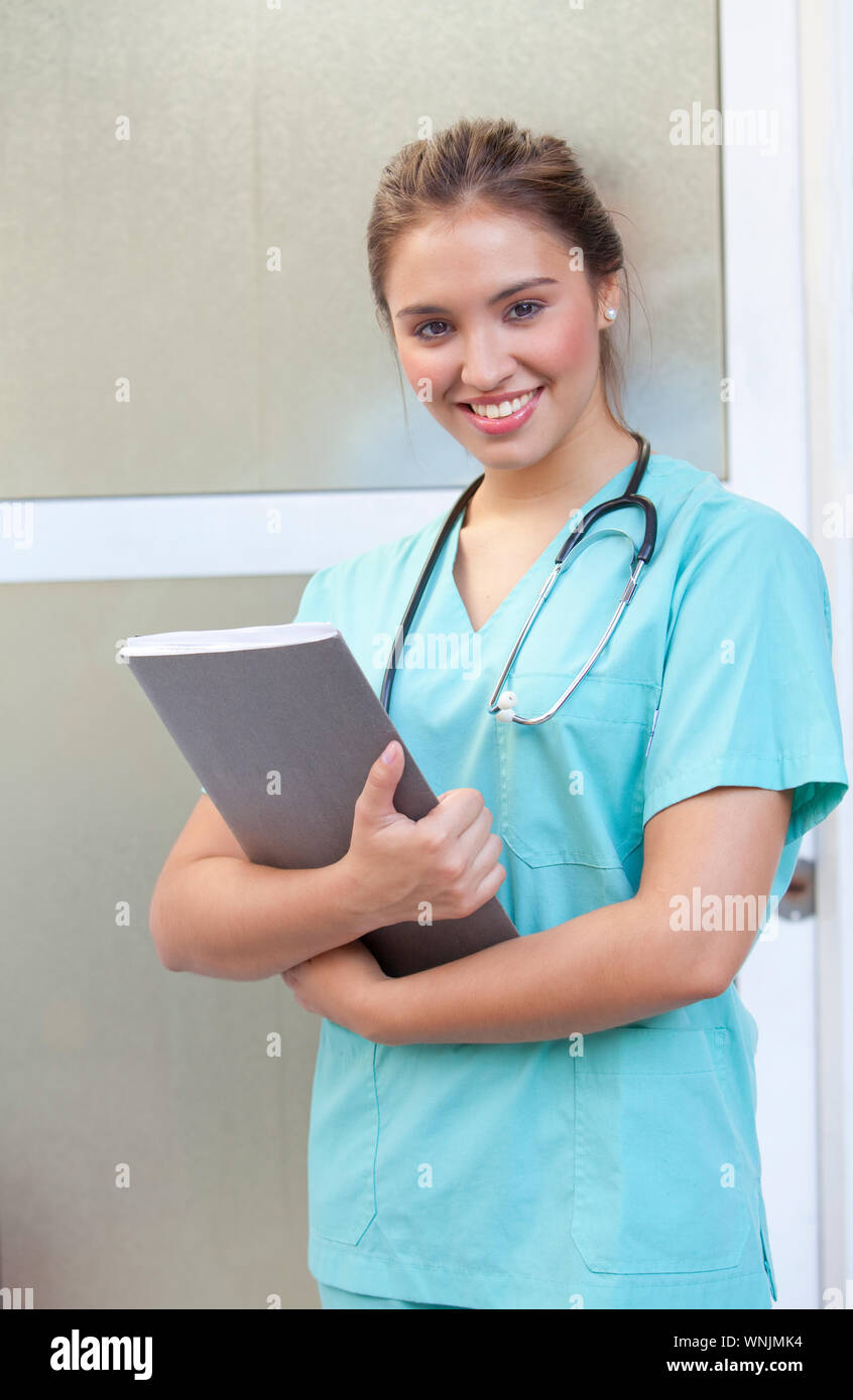 Krankenschwester mit Stethoskop und Datei tragen Peelings Während der Arbeit im Krankenhaus Stockfoto