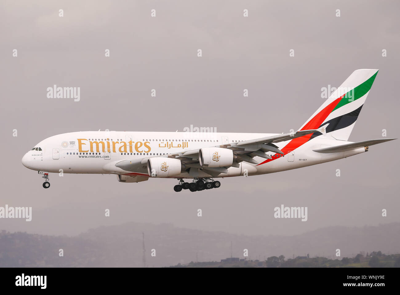 Los Angeles, Kalifornien, USA - 22. Mai 2019: Eine Emirates Airbus A380 landet auf der Los Angeles International Airport (LAX). Es ist bewölkt und regnerisch. Stockfoto