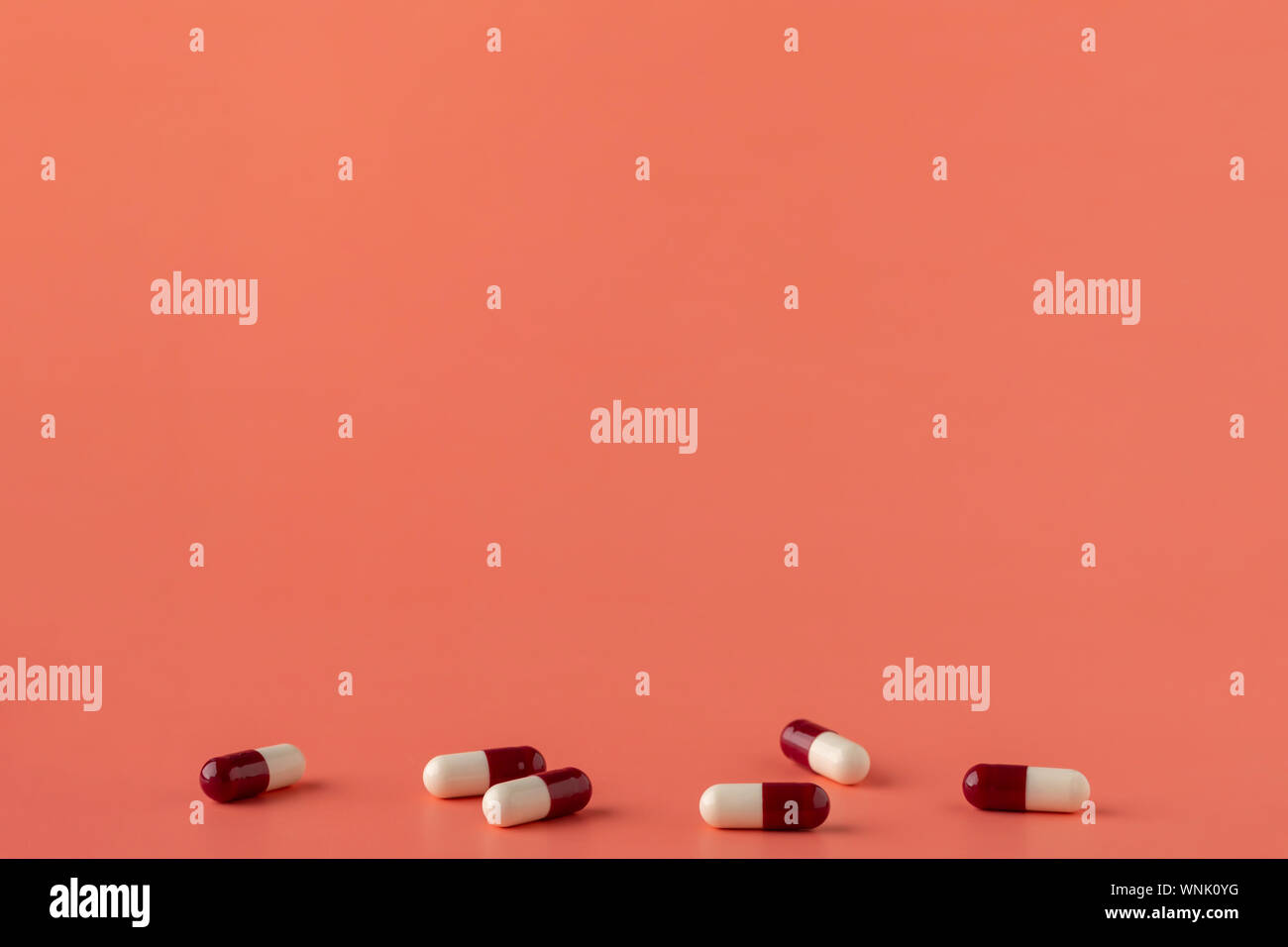 Rote und weiße Pillen mit einer oberen Punkt für einen Text Banner. Konzept für Apotheke Werbung Stockfoto