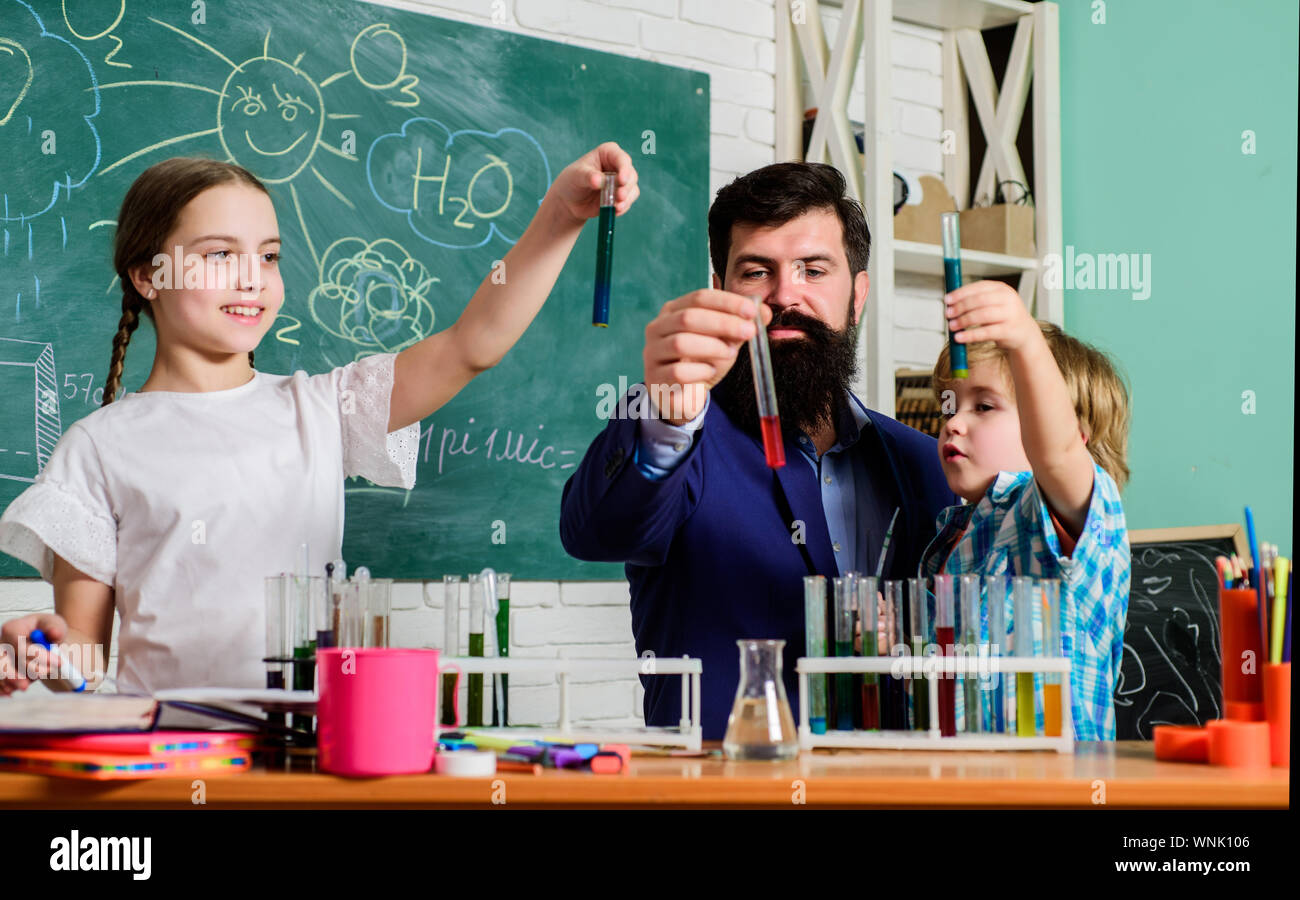 Chemie themed Club. Entdecken und erkunden Sie die Eigenschaften der Stoffe  zusammen. Kinder können im Bereich der Club wie Wissenschaft wachsen.  Schule Verein Bildung. Lehrer und Schüler Reagenzgläser im Klassenzimmer  Stockfotografie -