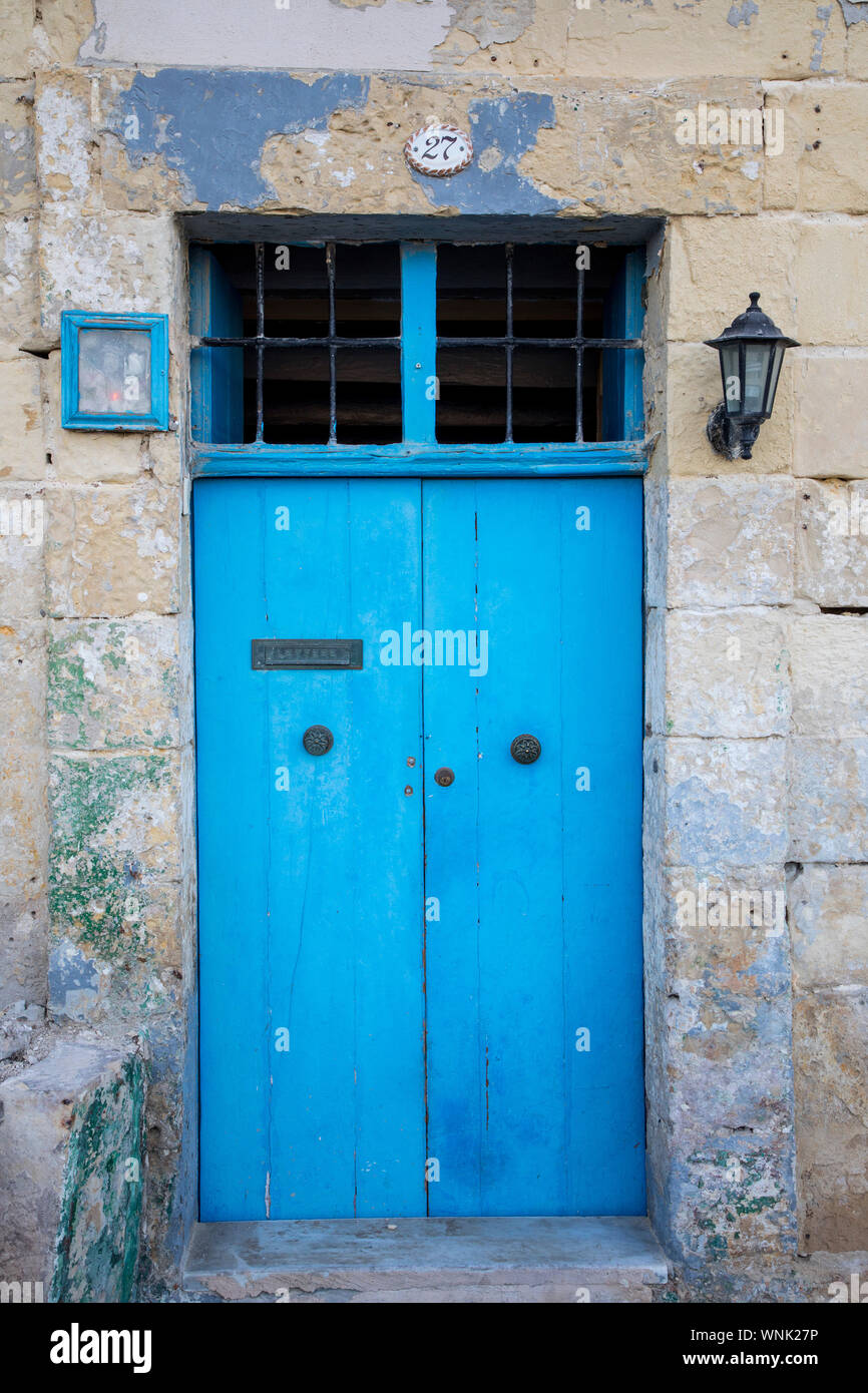 Typische, farbige Eingangstür eines Wohnhauses, in den Gassen von Valletta, Malta, Stockfoto