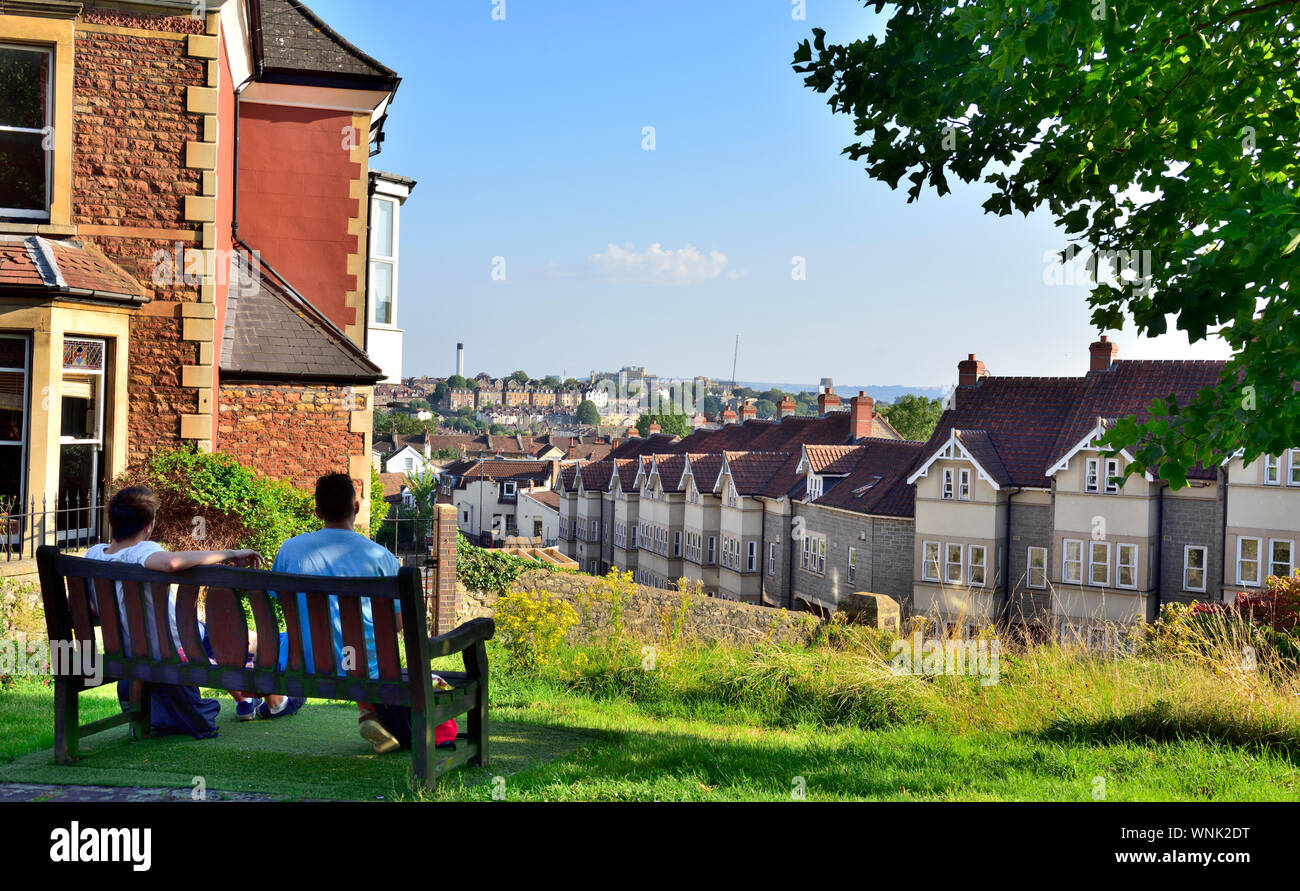 Zwei Personen sitzen auf einer Parkbank in Redland mit Blick auf Bristol, Großbritannien Stockfoto