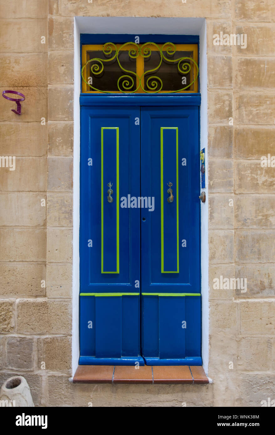 Typische, farbige Eingangstür eines Wohnhauses, in den Gassen von Valletta, Malta, Stockfoto