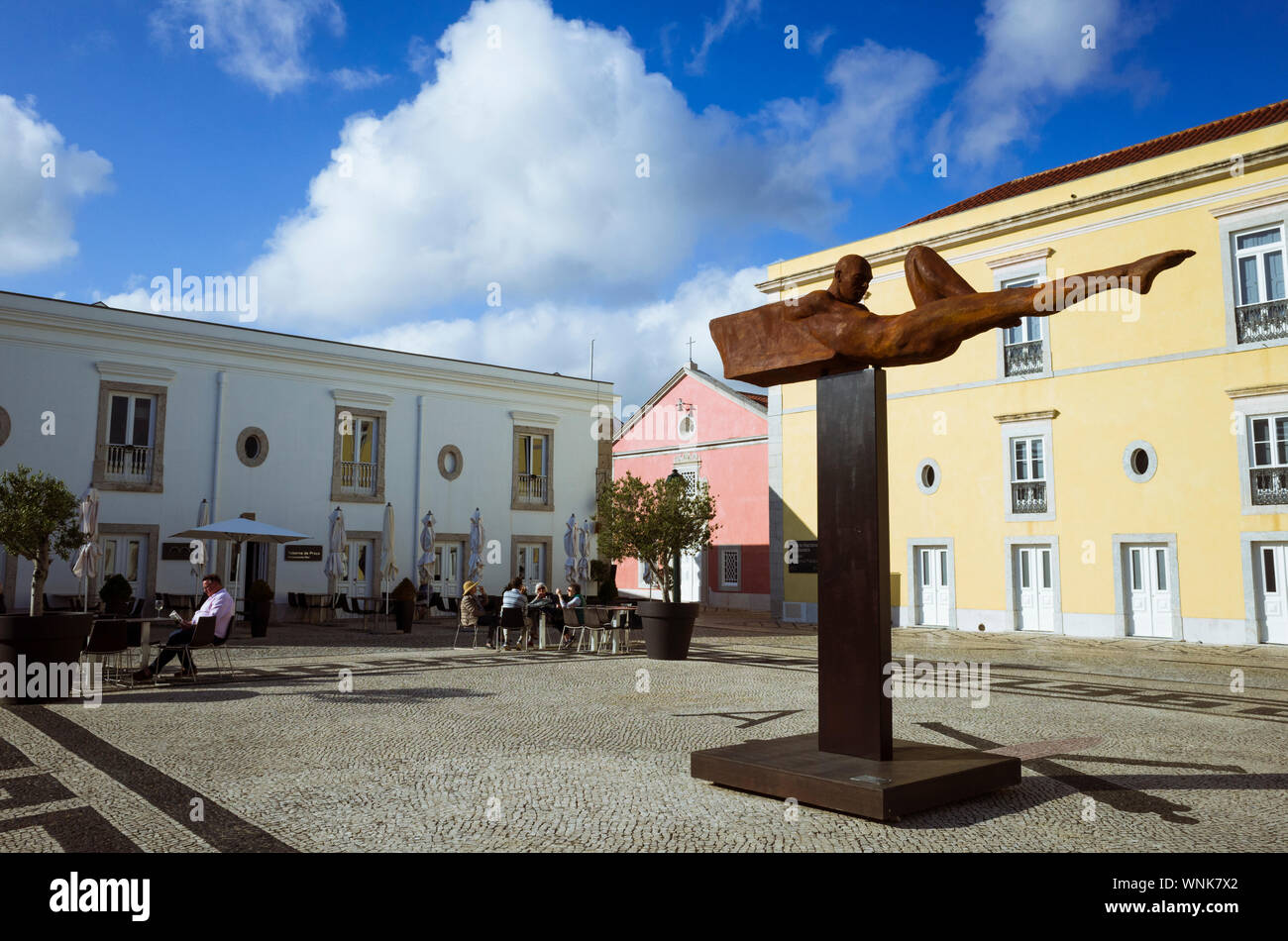 Cascais, Lissabon, Portugal: Eisen Skulptur von Rogerio Timoteo im Cidadela Art District innerhalb der Zitadelle von Cascais. Zufällige Menschen i Stockfoto