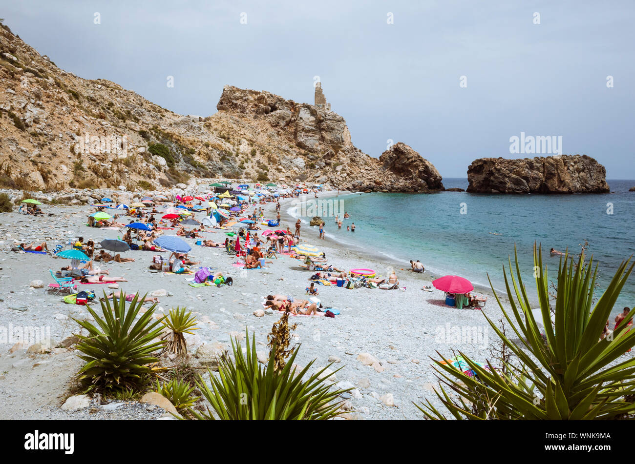 Castell de Ferro-Gualchos, Provinz Granada, Andalusien, Spanien: La Rijana Strand der Costa Tropical, zufällige Personen im Hintergrund. Stockfoto