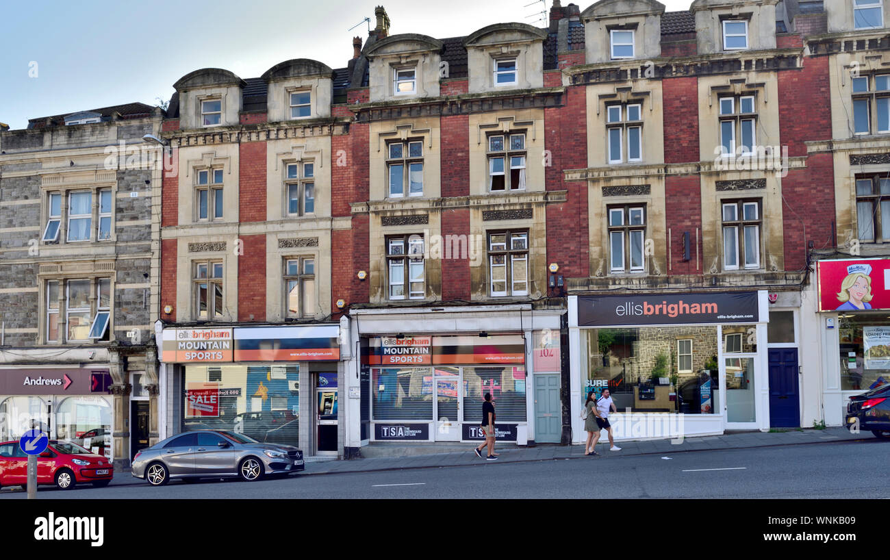 Terrasse des georgischen Gebäude mit Geschäften im Erdgeschoss und Wohnungen, der Whiteladies Road, Bristol, Großbritannien Stockfoto