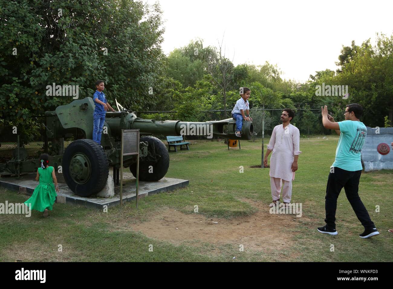 Rawalpindi, Pakistan. 6. Sep 2019. Menschen besuchen eine Armee Museum anlässlich der Verteidigung Tag in Rawalpindi, Pakistan, Sept. 6, 2019. Pakistan gefeiert Verteidigung Tag am Freitag. Credit: Ahmad Kamal/Xinhua Stockfoto