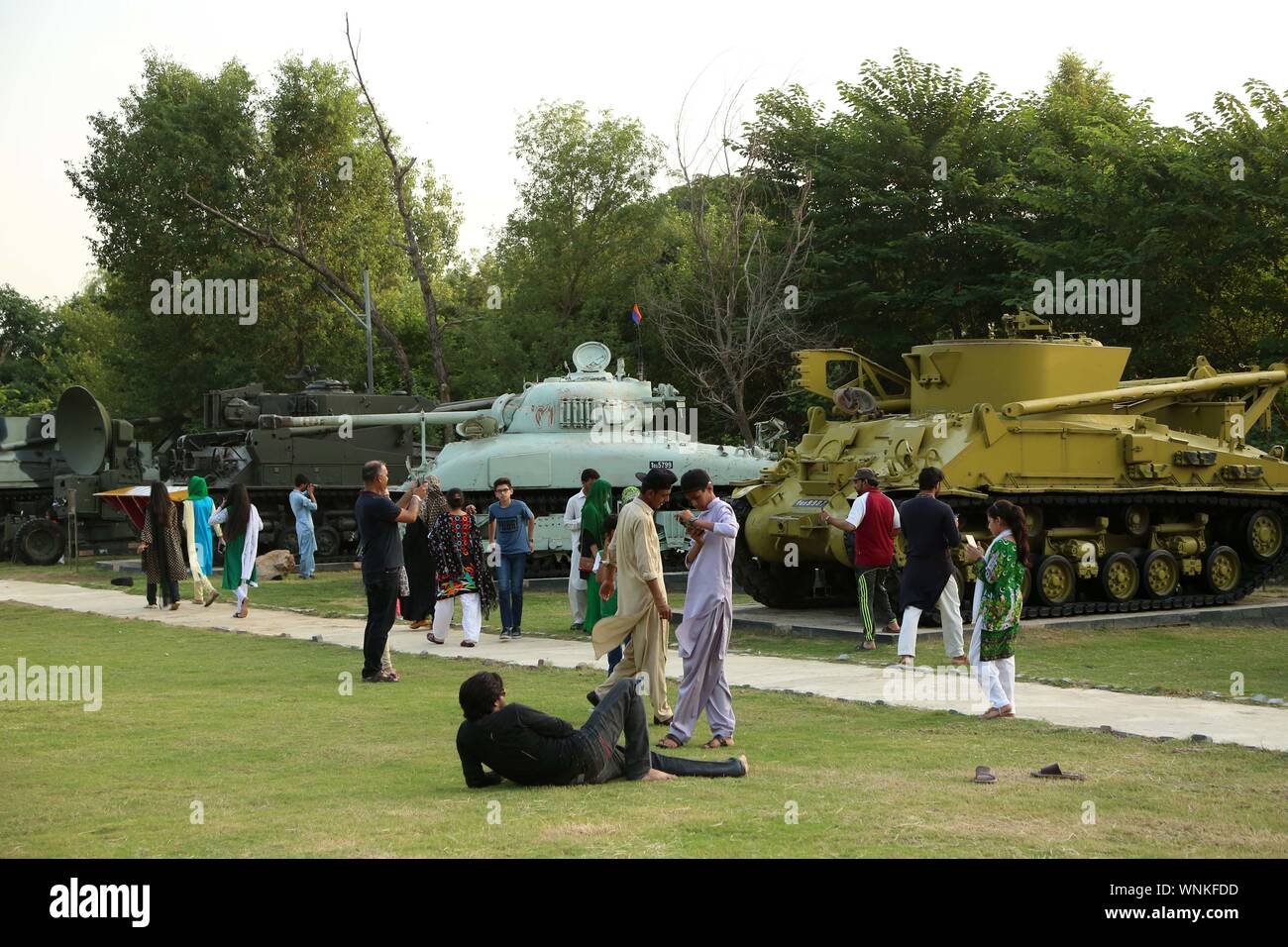 Rawalpindi, Pakistan. 6. Sep 2019. Menschen besuchen eine Armee Museum anlässlich der Verteidigung Tag in Rawalpindi, Pakistan, Sept. 6, 2019. Pakistan gefeiert Verteidigung Tag am Freitag. Credit: Ahmad Kamal/Xinhua Stockfoto