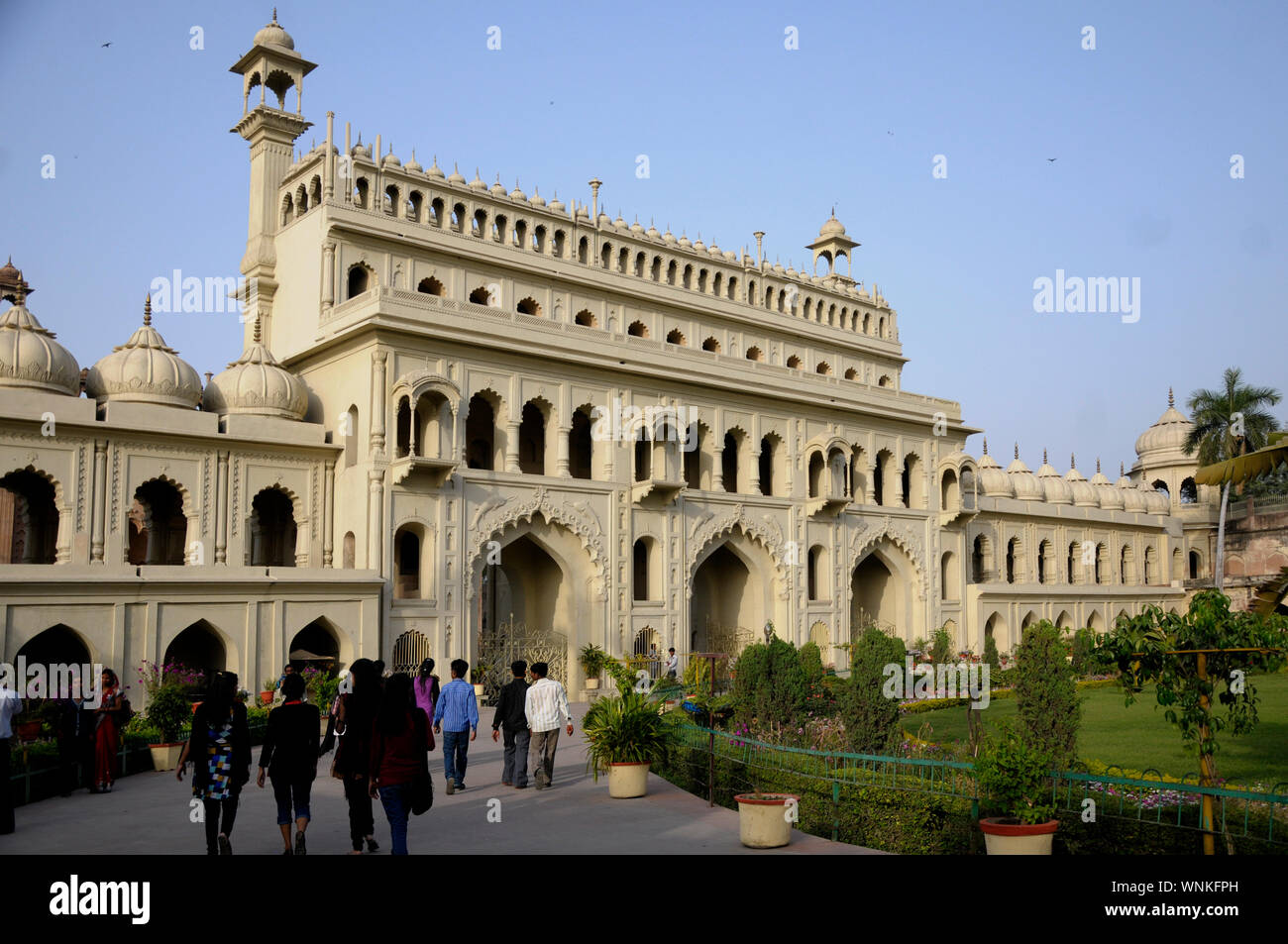 Die Bada Imambada in Lucknow, Uttar Pradesh, die von muslimischen Herrscher Asaf-ud-Daula im Jahr 1784 gebaut. Die Konstruktion des Gebäudes war ein Teil der Hungersnot Stockfoto
