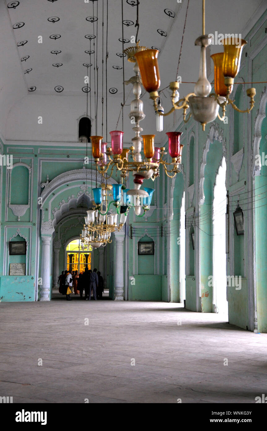 Die Bada Imambada in Lucknow, Uttar Pradesh, die von muslimischen Herrscher Asaf-ud-Daula im Jahr 1784 gebaut. Der hinreißenden Architektur der Anlage spiegelt Stockfoto
