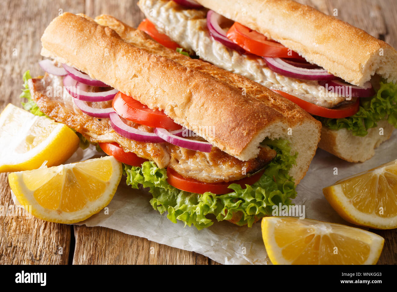 Herzhafte köstliche türkische Sandwich balik Emek mit gegrillten Makrelen mit Zitrone Nahaufnahme auf dem Tisch serviert. Horizontale Stockfoto