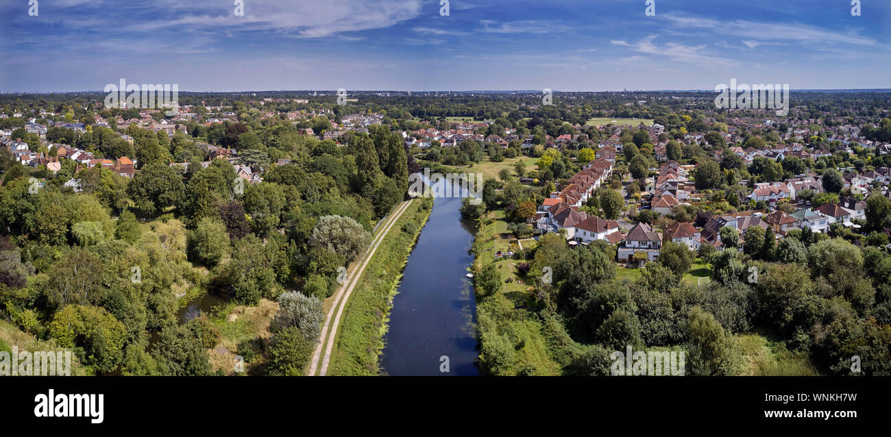 Panoramablick über East Molesey mit River Mole und den Fluss Ember, und der Londoner City am Horizont. Surrey, Großbritannien. Stockfoto