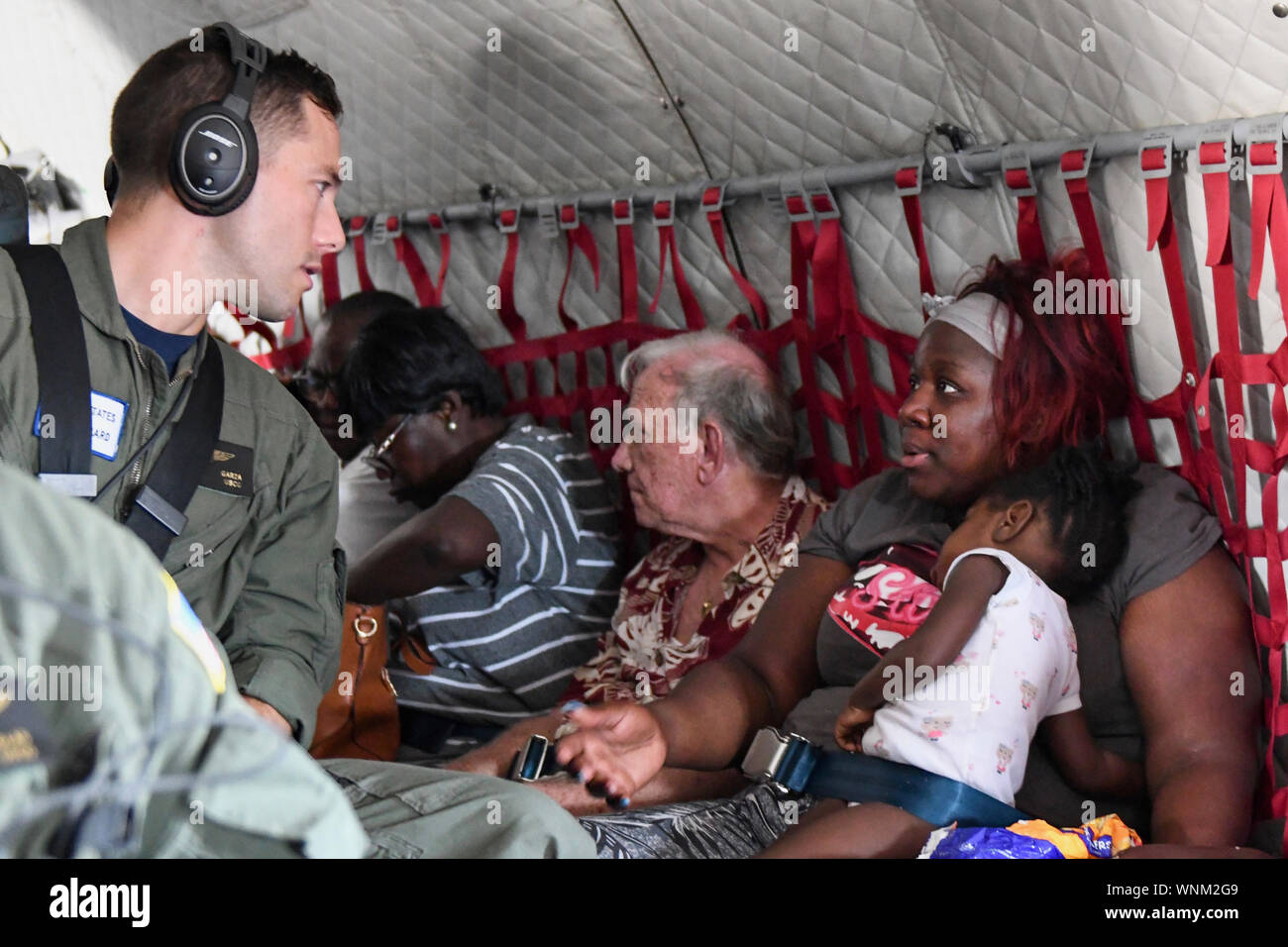 Ein Coast Guard Air Station Miami aircrew medevaced 10 Personen von Marsh Harbour nach Nassau, Bahamas, Sept. 5, 2019 im Gefolge des Hurrikans Dorian. Stockfoto