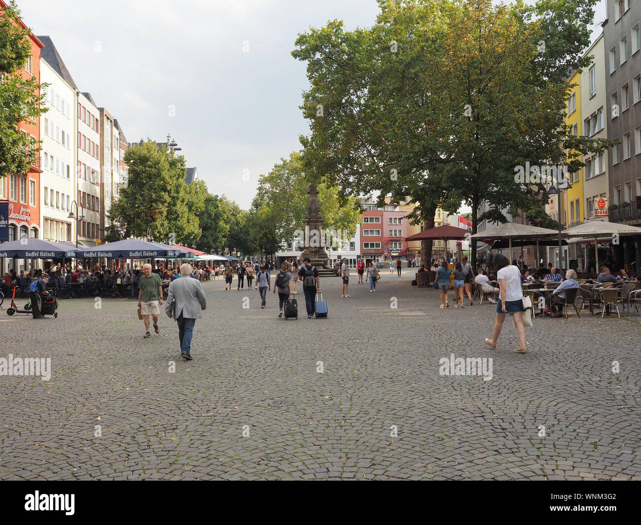 KOELN, Deutschland - ca. August 2019: Alter Markt (alter Markt) historischen Platz in der Altstadt (Altstadt) ist nun das Zentrum des Nachtlebens mit Kneipen und Stockfoto