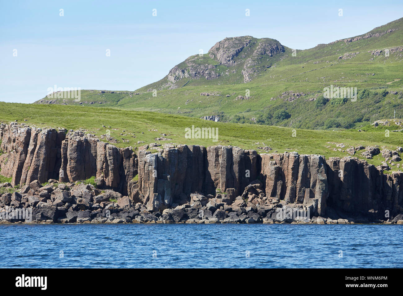 Basalt Säulen vom Loch Na Keal gesehen auf der Isle of Mull, Inneren Hebriden, Schottland, Großbritannien Stockfoto