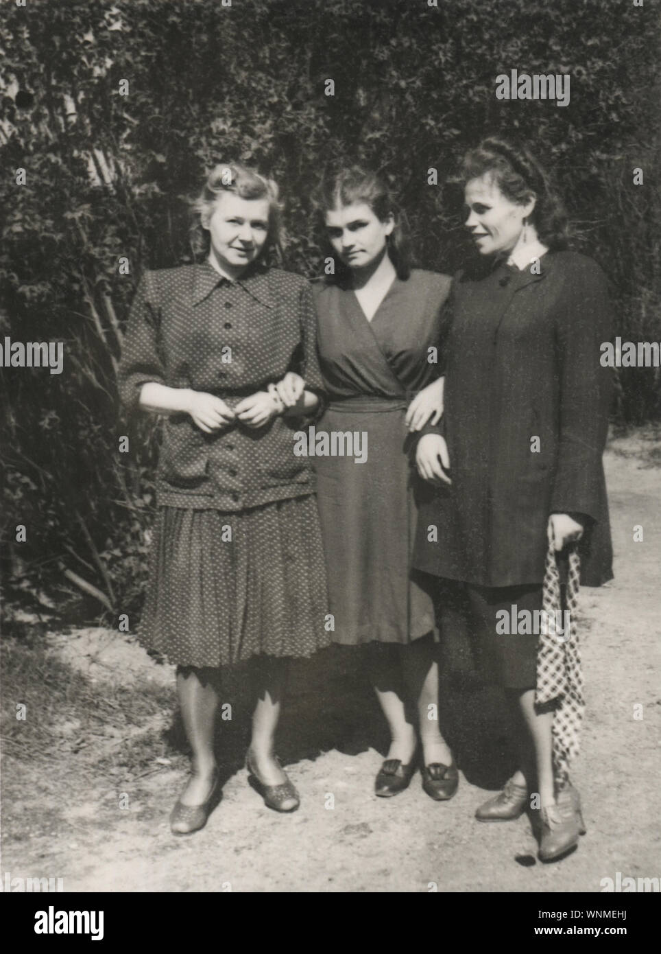 Vintage-Fotografie der drei russischen Frauen im Freien in Deutschland, 1945-1947 Stockfoto