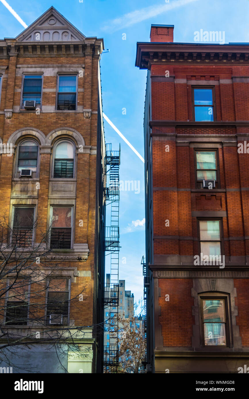 Zwei typische brownstone Gebäude gegen einen schönen blauen Sommerhimmel, Harlem, New York, NYC, USA Stockfoto