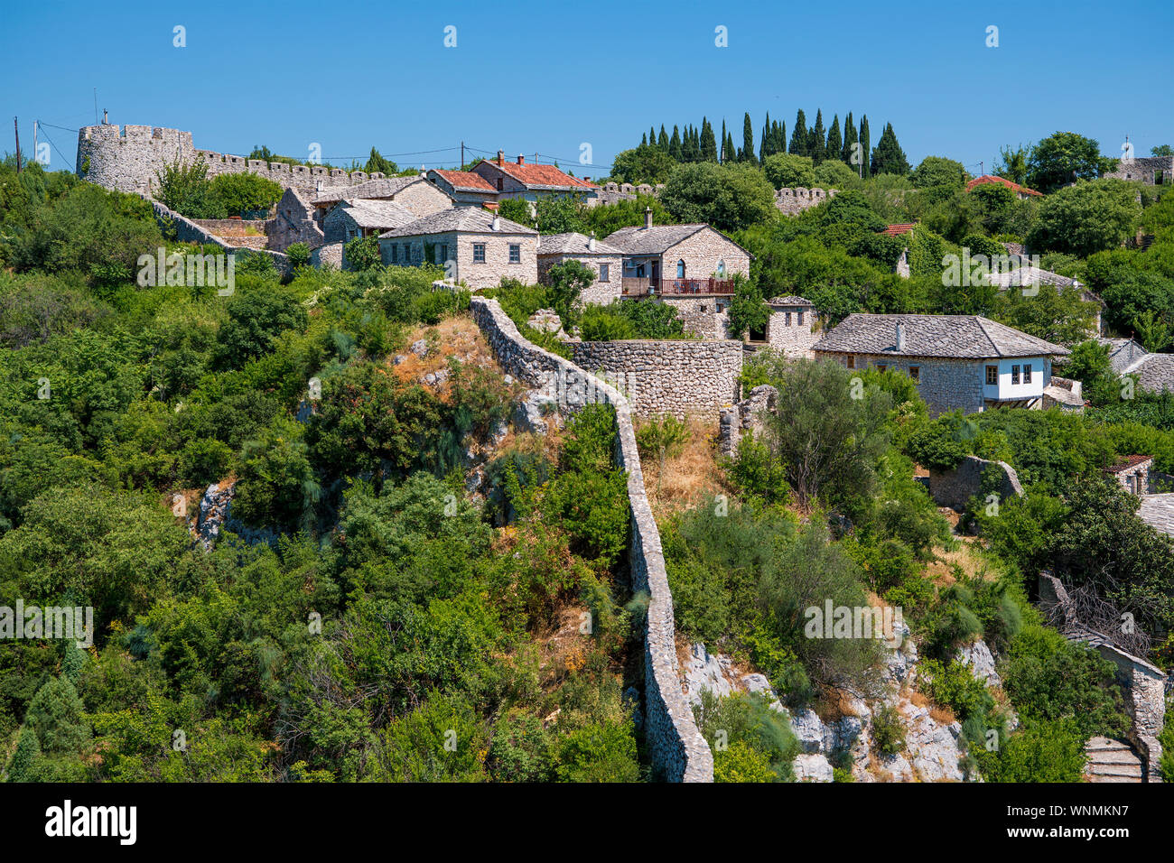 Häuser und Ringmauer des Dorfes Pocitelj (Bosnien und Herzegowina) Stockfoto