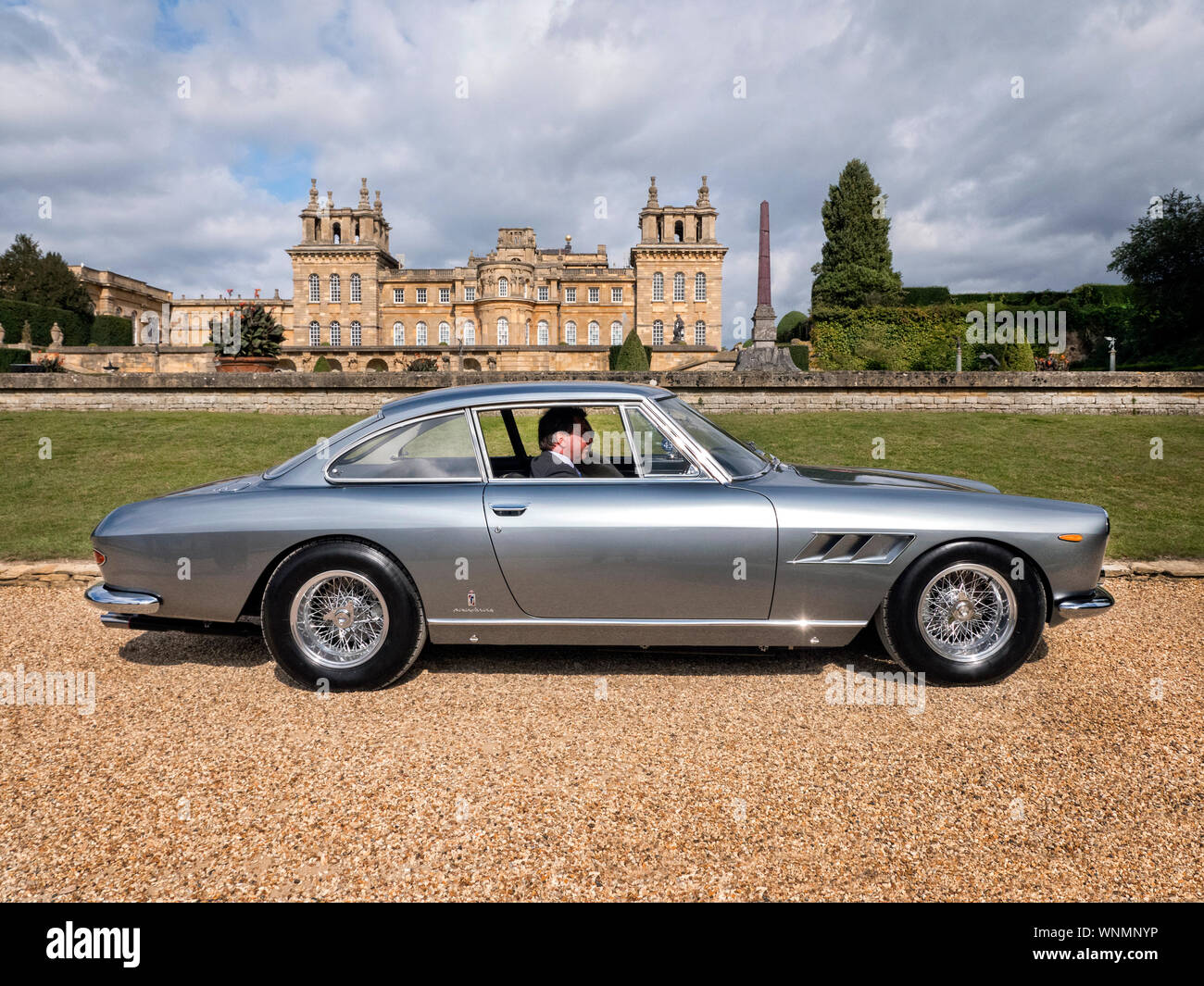 1965 Ferrari 330 GT 2+2, die im Salon Prive Blenheim Palace 2019 Stockfoto