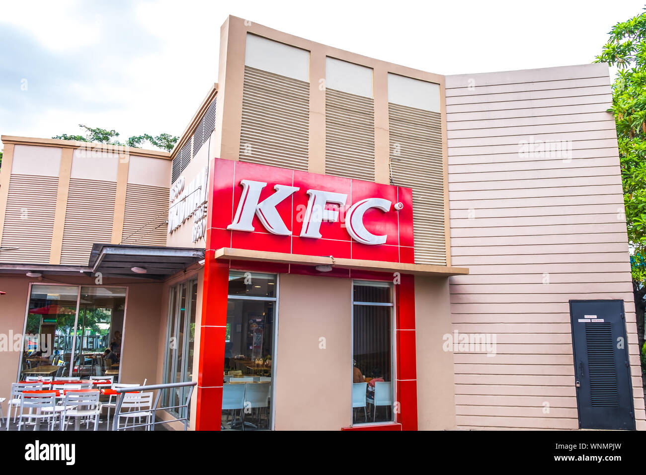 Bandung, Indonesien - Dezember 29, 2018: Blick von KFC oder Kentucky Fried Chicken front Store, einem amerikanischen Fast-Food-Restaurant Kette, die ich spezialisiert. Stockfoto