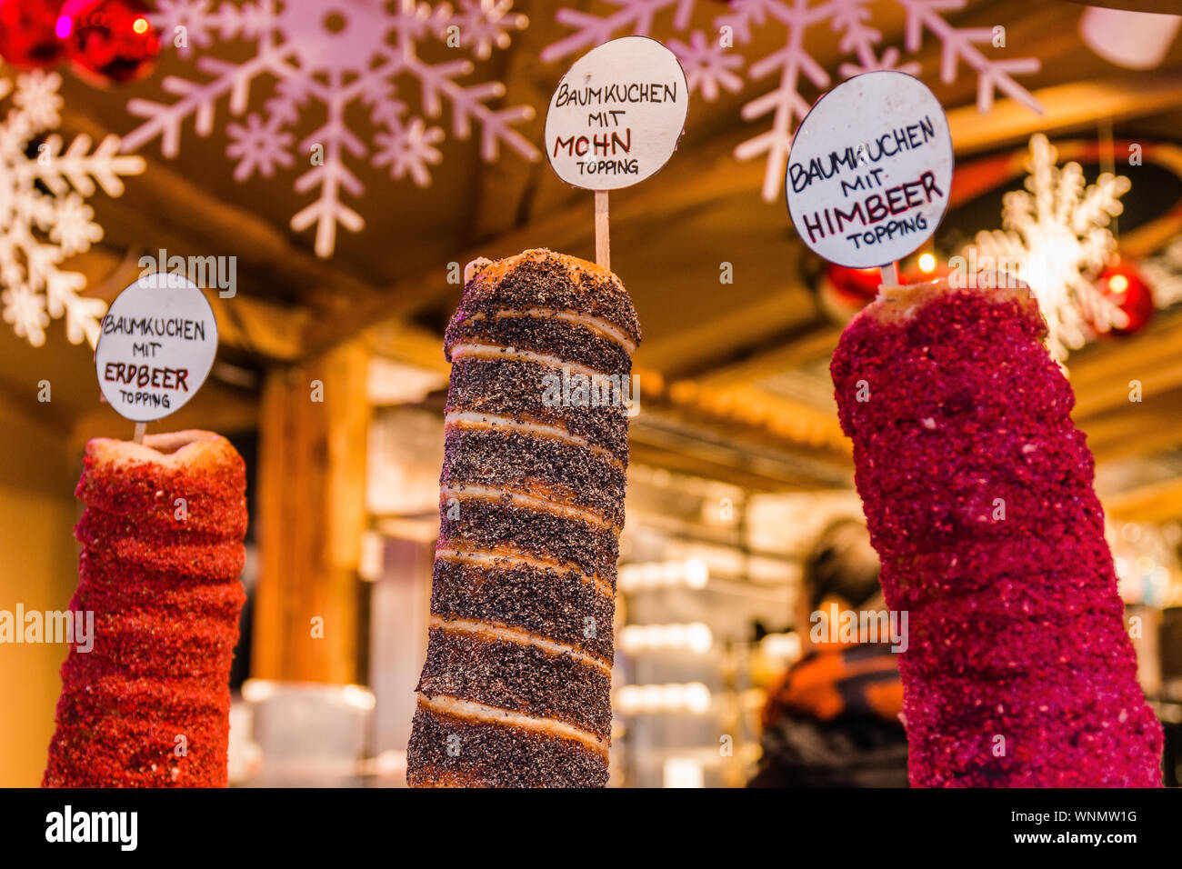SALZBURG, Österreich - Dezember 22, 2018: Kurtos kalacs Gebäck in Salzburg Weihnachtsmarkt. Stockfoto