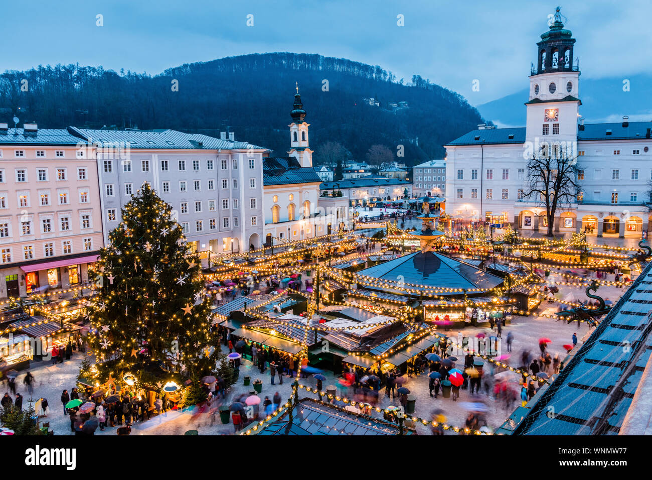 Salzburg, Österreich. Weihnachtsmarkt in der Altstadt von Salzburg. Stockfoto