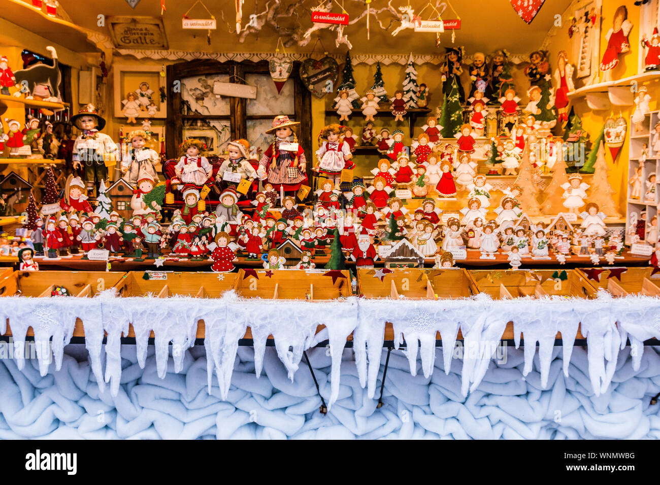 Salzburg, Österreich. SALZBURG, Österreich - Dezember 23, 2018: Handcrafted traditionellen Christbaumschmuck in Salzburg Weihnachtsmarkt. Stockfoto