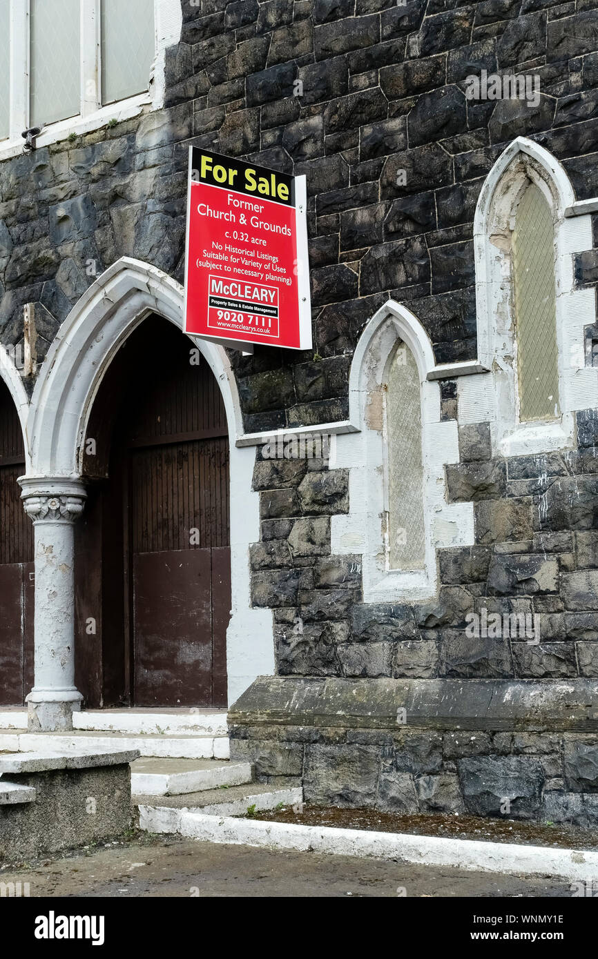 St. Luke Pfarrkirche zum Verkauf Schild. Belfast, Ulster, Nordirland, Großbritannien. Europa. Stockfoto