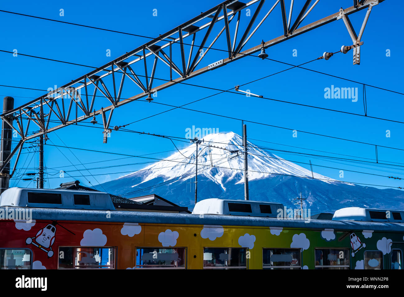 Yamanashi, Japan - 24. März 2019: Blick auf Mount Fuji, die gemeinhin als Fuji-san in Japanisch, Mount Fuji das aussergewöhnlich symmetrische Kegel, von einem Trai Stockfoto