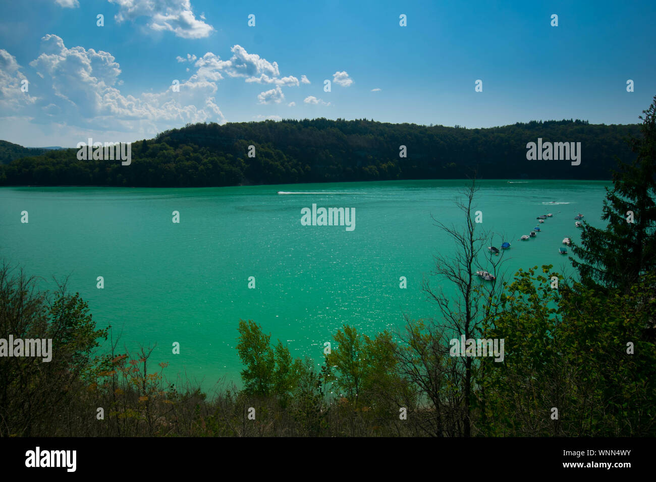 Atemberaubende lac de Vouglans in der Franche Comté Region in Frankreich Stockfoto