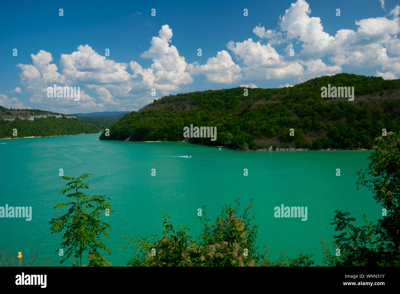 Atemberaubende lac de Vouglans in der Franche Comté Region in Frankreich Stockfoto