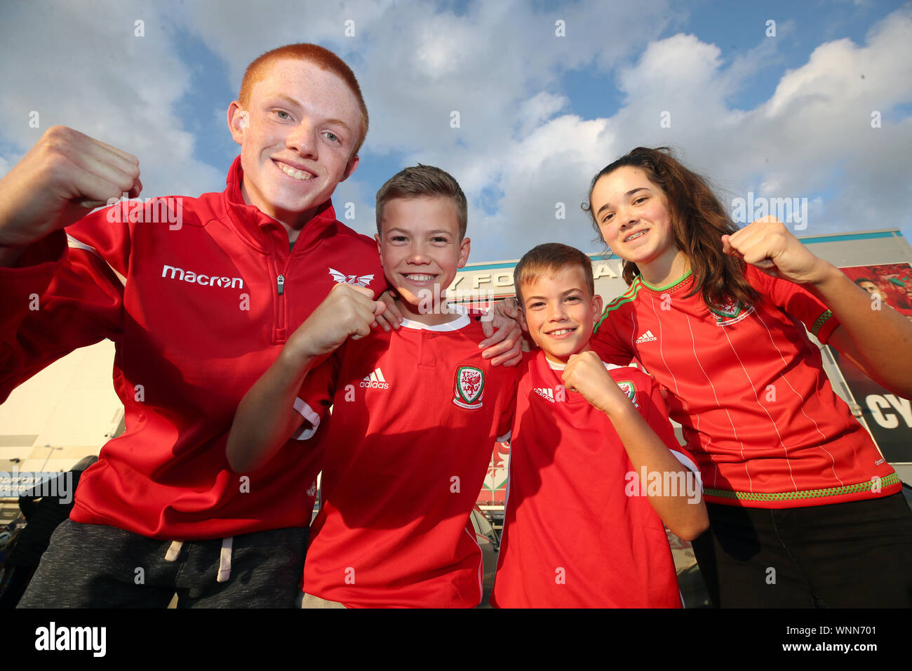 Junge Wales fans posieren für ein Foto vor dem Gelände vor der UEFA Euro 2020 Qualifikation, Gruppe E Gleiches an der Cardiff City Stadium, Cardiff. Stockfoto