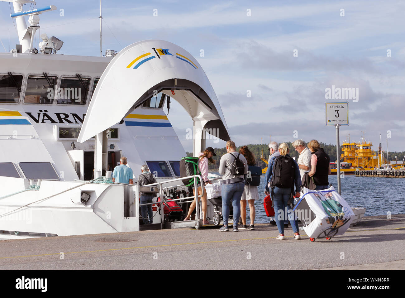 Vaxholm, Schweden - 30. August 2019: die Passagiere an Bord des Schiffes Waxholmsbolaget öffentliche Verkehrsmittel Archipel Varmdo am Vaxholm zu stoppen. Stockfoto