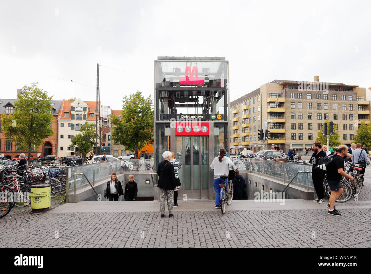 Kopenhagen, Dänemark - 4 September, 2019: Der Eingang zur U-Bahnstation Christianshavn. Stockfoto