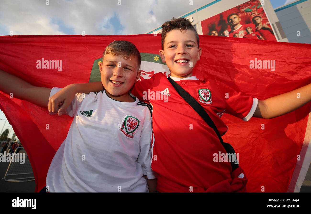 Junge Wales fans posieren für ein Foto vor dem Gelände vor der UEFA Euro 2020 Qualifikation, Gruppe E Gleiches an der Cardiff City Stadium, Cardiff. Stockfoto