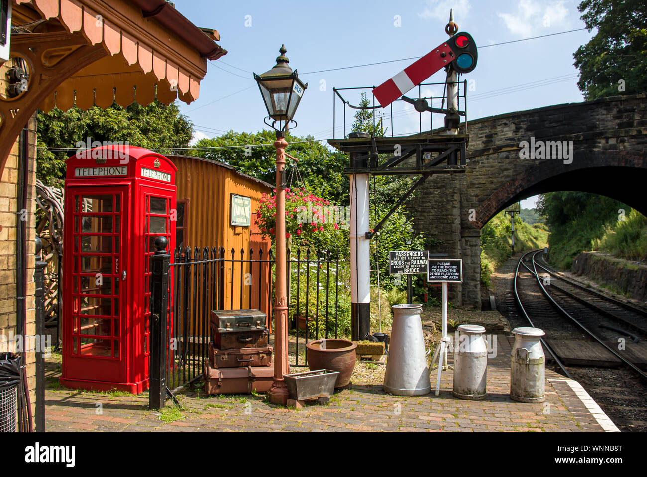 Das Ende eines Bahnhofsbahnhofs mit roter Telefondose, Laterne, Signal- und Milchkännern Stockfoto