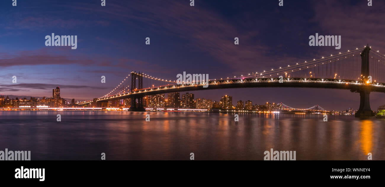 Panorama der Manhattan Bridge in New York City bei Nacht Stockfoto