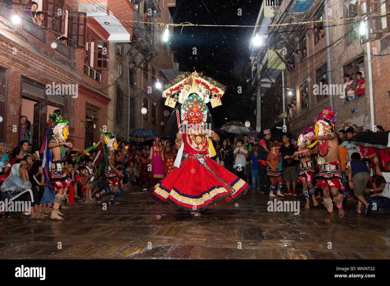 Maskierte Tänzer nehmen an den Mahakali Naach in Nagadesh, Nepal. Stockfoto